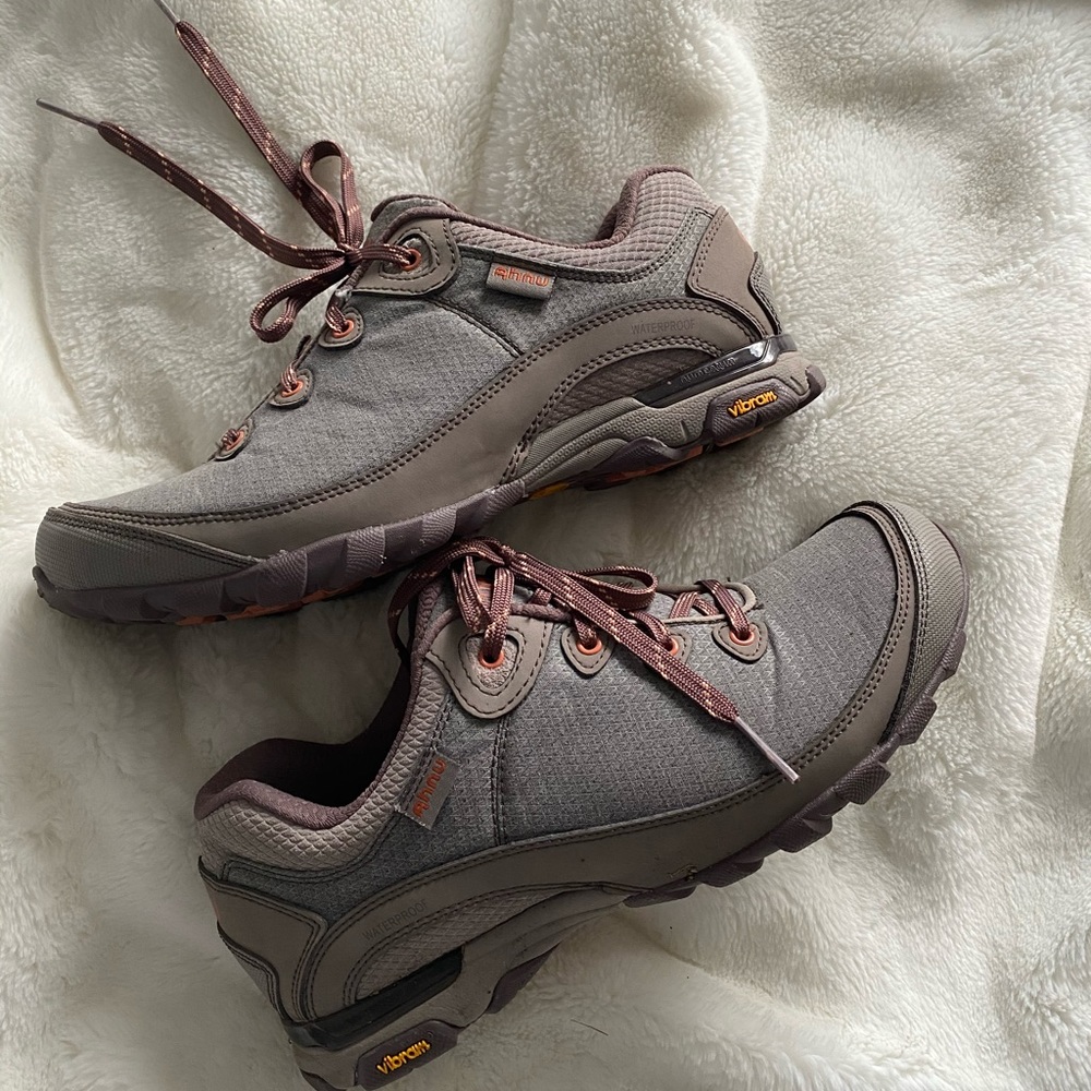 Ahnu sugarpine low hiking boots